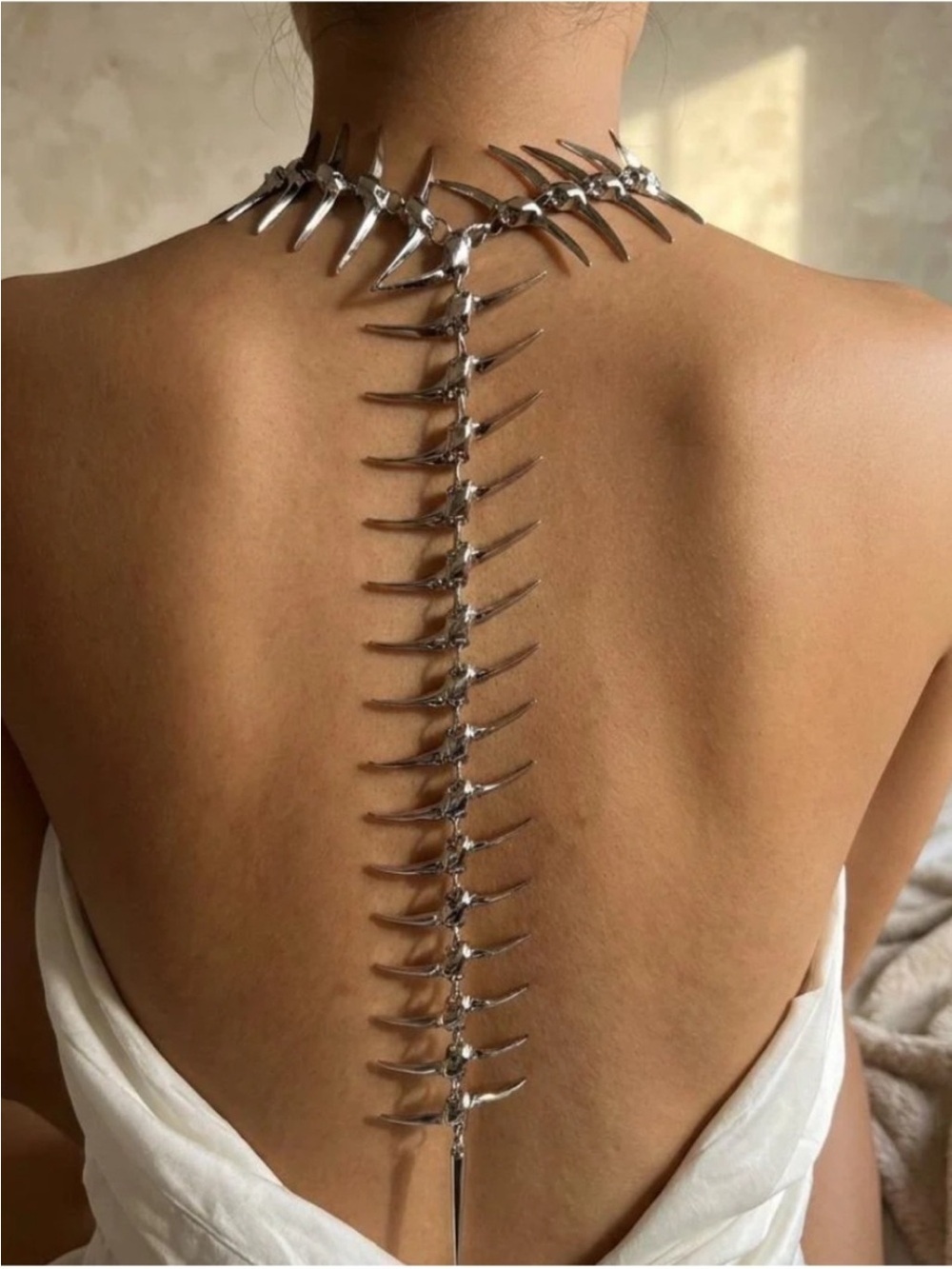 Silver Spine Back Necklace B03-66